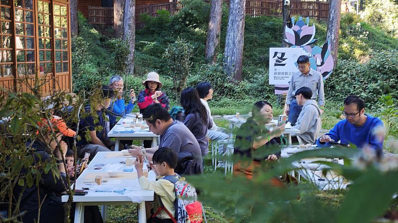 沉浸在手作的療癒氛圍，將冬日森林的溫度與靜謐收納於作品之中