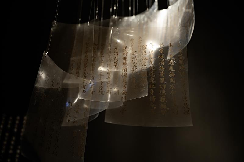 臺南市政府文化局與臺南市美術館攜手推出全新特展 《天清清地靈靈》，邀請觀展民眾體驗關於宇宙秩序、道教信仰美學與道壇文化的探索之旅。