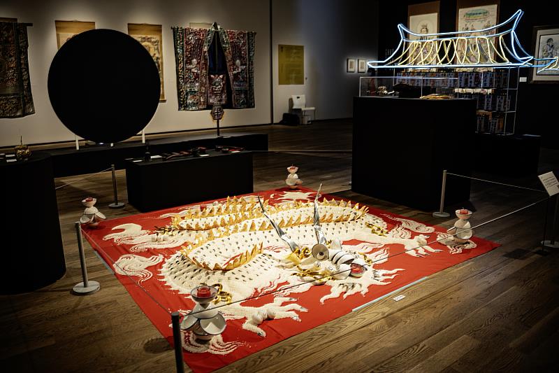 臺南市政府文化局與臺南市美術館攜手推出全新特展 《天清清地靈靈》，邀請觀展民眾體驗關於宇宙秩序、道教信仰美學與道壇文化的探索之旅。