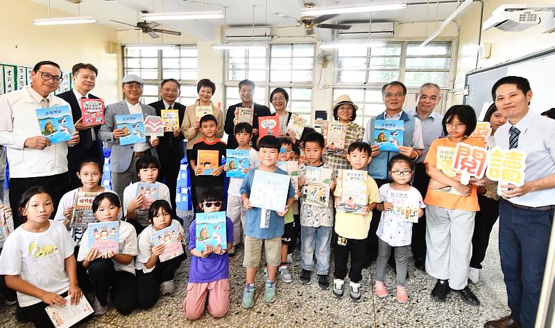 兆豐捐彰化縣第一座理財愛的書庫 為孩子扎根理財觀念