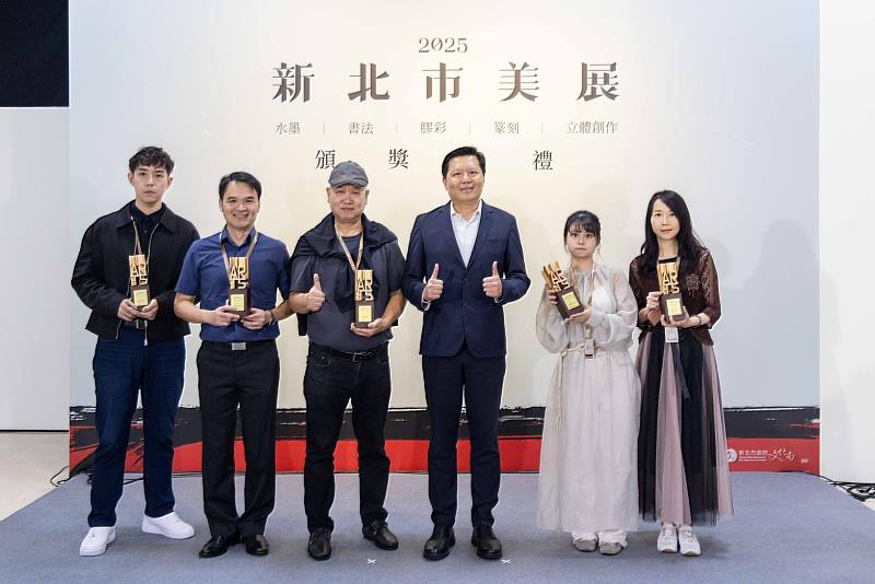 「2025新北市美展」今(8)日下午在新北市藝文中心舉行頒獎典禮，新北市副市長朱惕之(右三)與「一般組」水墨、書法、篆刻、膠彩及立體創作第一名得獎者合影。