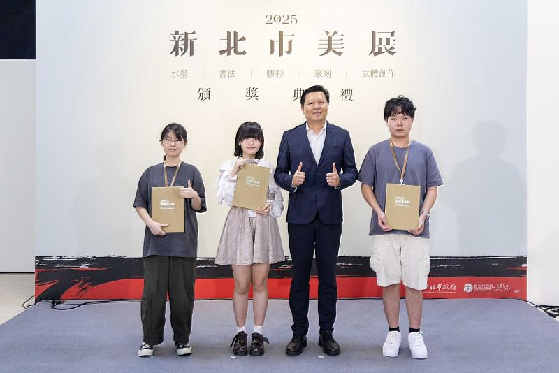 「青春組」水墨類前三名得獎者合影。