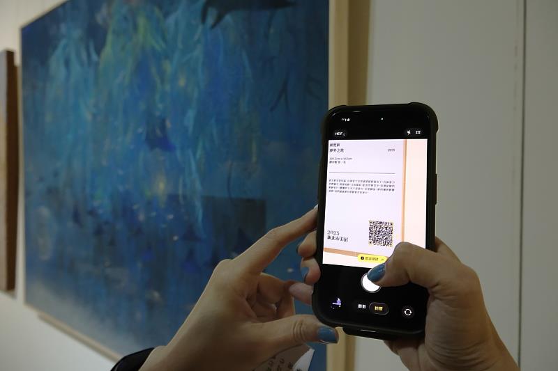 觀眾可掃描作品旁的QR Code聆聽各類創作前三名得獎作品解說。