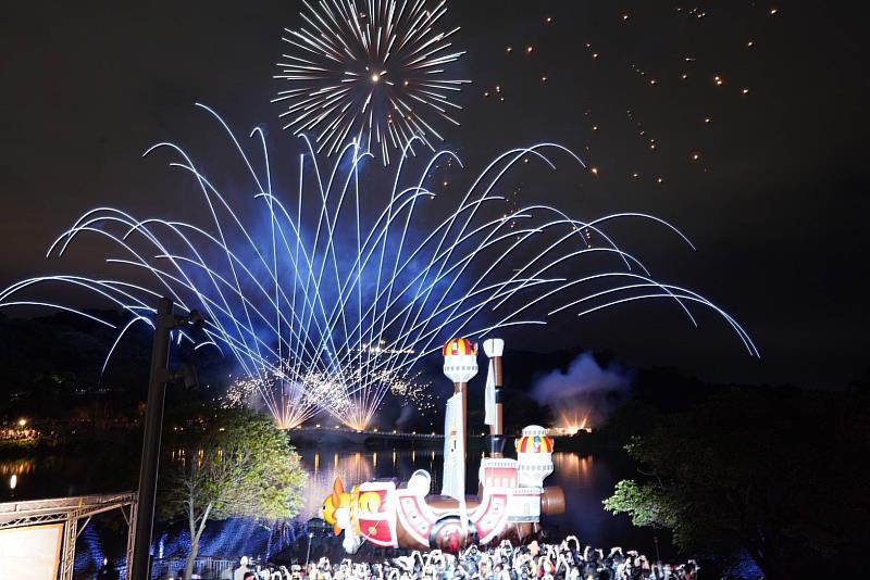 夜間燈光秀與煙火秀獲民眾熱烈迴響。