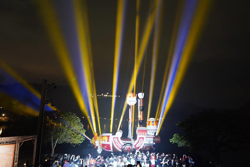 夜間燈光秀與煙火秀獲民眾熱烈迴響。