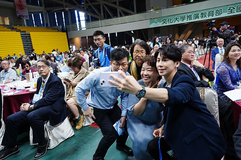 林郁婷老師的勵志故事，吸引許多校友搶著合拍留影。