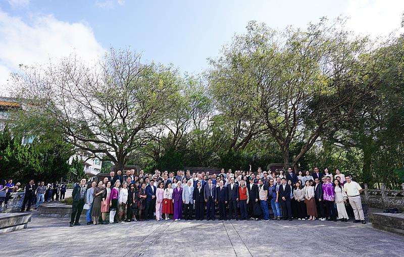 中國文化大學「2025華岡校友返校節」於11月8日在體育館二樓盛大舉行，活動從紀念創辦人張其昀博士125歲冥誕揭開序幕，現場席開108桌，吸引超過一千名校友熱情返校。