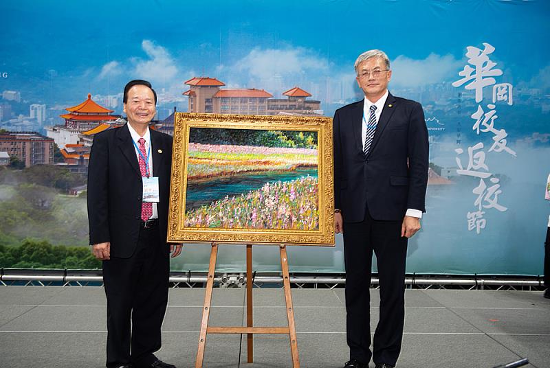 師承黃君璧大師的知名演員謝玲玲，特別捐贈畫作《九寨玉帶河》義賣籌募校務發展基金，由校友總會會長黃良華(左)以50萬元標得，義舉感動全場。