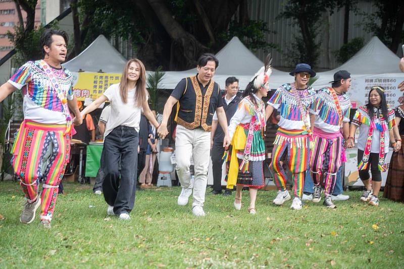 新竹市原住民權益促進會今日舉辦原住民族慶團圓活動，代理市長邱臣遠到場與族人同樂。