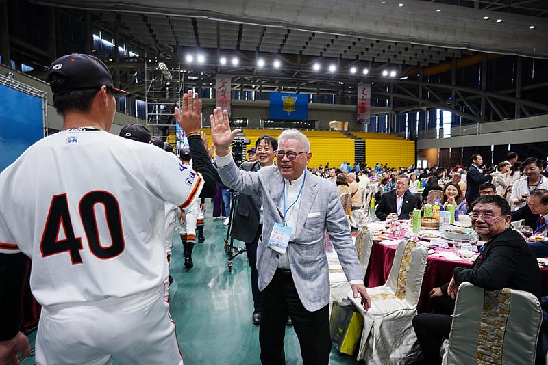 彭誠浩董事出席校友返校節，並開心鼓勵文大棒球隊持續為母校爭光，重返榮耀，拿下優異成績。