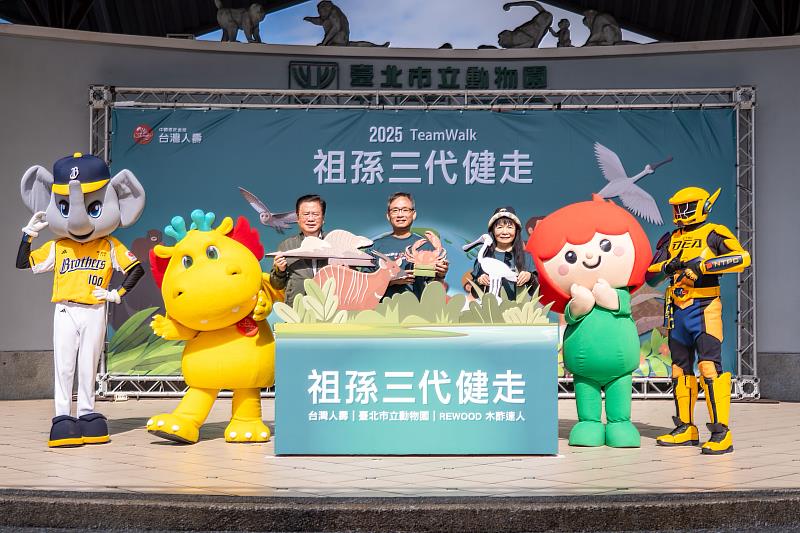 台灣人壽許舒博董事長(左至右)、臺北市張溫德副市長與臺北市立動物園朱孝芬園長,力挺穿山甲、黑面琵鷺等瀕危物種保育。/台灣人壽提供