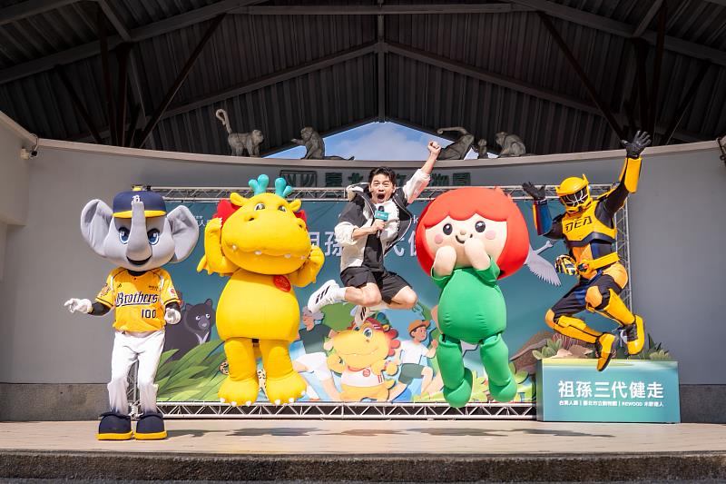 全方位藝人阿Ken身兼主持人和公益大使，與中國信託集團吉祥物活力應援祖孫三代健走。／台灣人壽提供