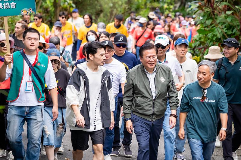 祖孫三代健走攜手臺北市立動物園，和2千民眾永續健康。／台灣人壽提供