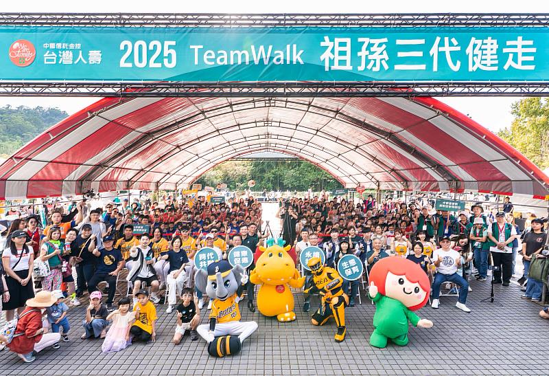 台灣人壽「祖孫三代健走」14年,許舒博董事長、莊中慶總經理、臺北市張溫德副市長、公益大使阿Ken,與2千名大小朋友歡聚動物園。/台灣人壽提供