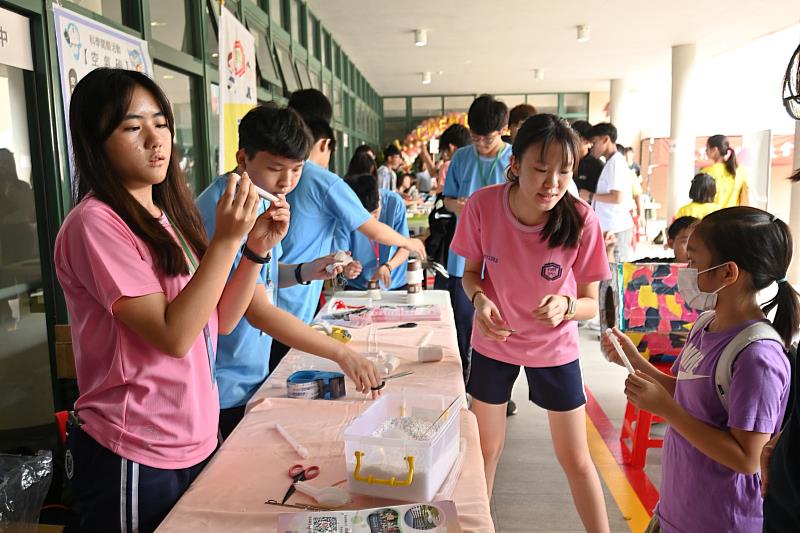 現場活動設有 28 個攤位,內容涵蓋物理、化學、數學、地科、生科及太空等領域,兼具知識性與趣味性,可以在動手實作中學習科學原理