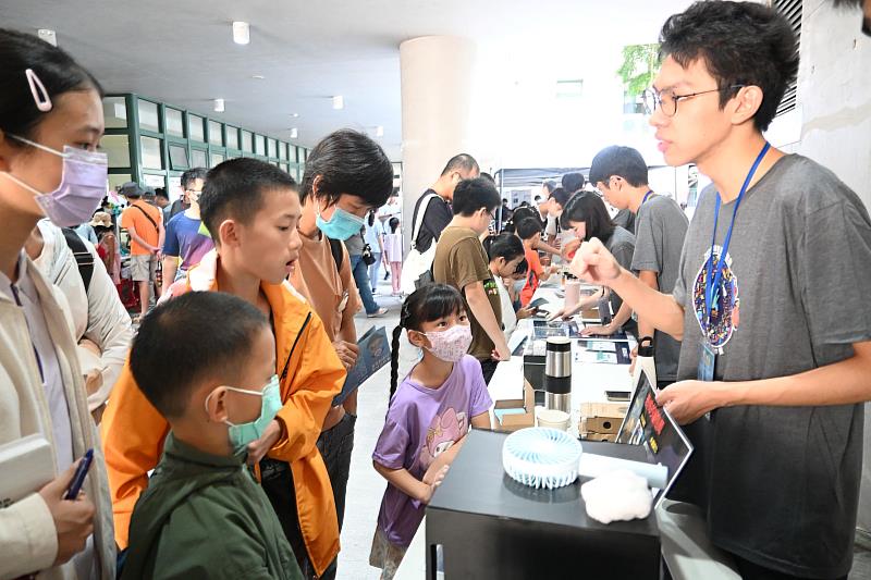 「2025 成大理學大道科學博覽會」以「科學市集」為主軸,集結理學院五大系所師生的創意展示,並邀請多所台南高中生參與,展現跨世代的科學活力與創新精神