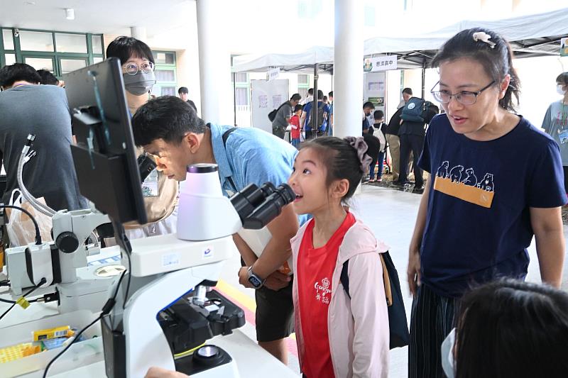 台南一中、慈濟高中、德光高中及土城高中等高中學生們擔任關主發揮創意