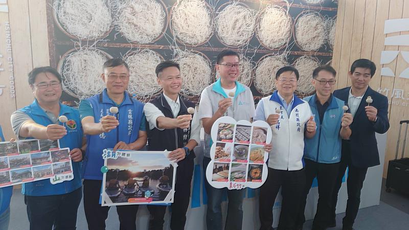 新竹市政府產業發展處長嚴翊琦邀請其他縣市代表參觀竹風好市館合影。