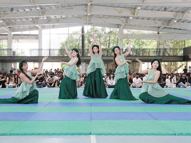 元培新南向專班同學帶來的表演——越南傳統舞蹈 《樹榕坡館舞》