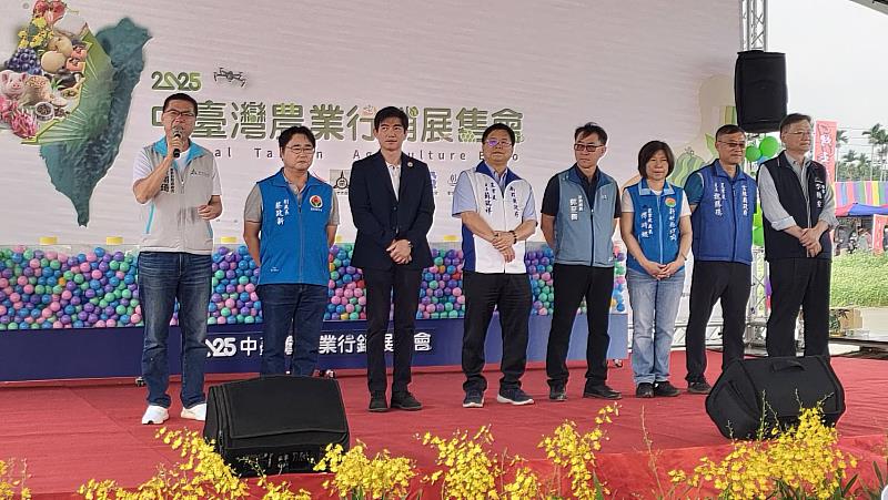 新竹市政府產業發展處長嚴翊琦致詞。