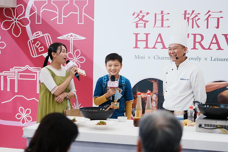 圖2 名廚温國智師傅現場示範簡易客家料理