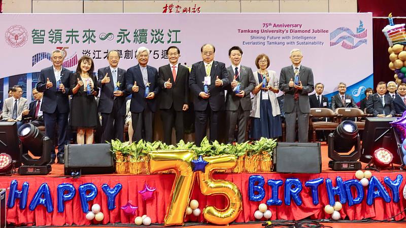 頒發感謝獎座，向支持淡江的捐款校友及企業致意。（圖／淡江大學提供）