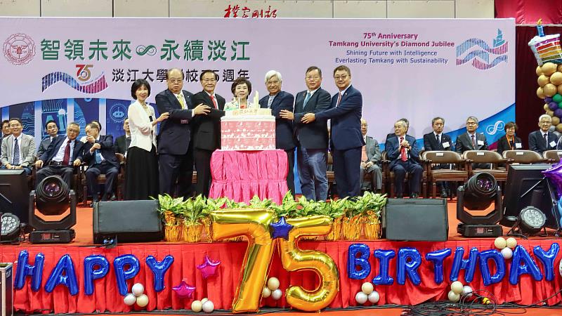 75歲生日快樂！溫馨的慶生儀式由葛煥昭校長（左3）、張家宜董事長（中）與貴賓共同切下生日蛋糕。（圖／淡江大學提供）