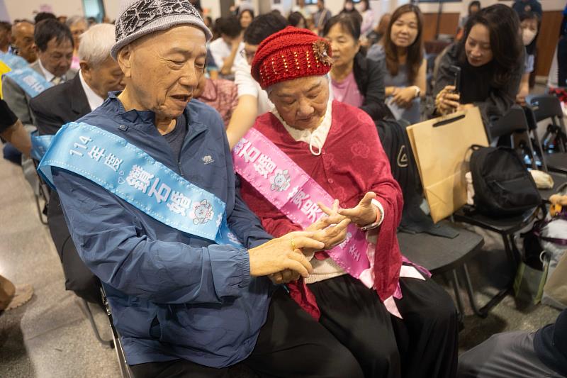 鑽石婚長輩交換戒指。