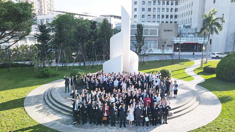 淡江大學姊妹校代表貴賓們，今晨在陽光灑落的書卷廣場留下滿滿笑容與祝福。（圖／淡江大學提供）