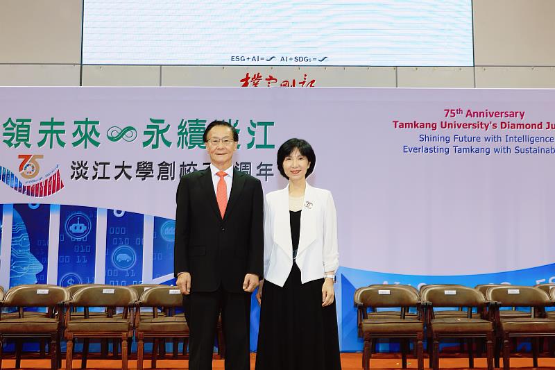 一、遠傳、淡江深化合作，推動「全雲端智慧校園3.0」，共同發布全台首座校務數據中台。遠傳電信總經理井琪(右)、淡江大學校長葛煥昭(左)。