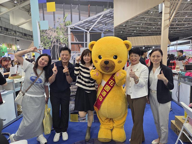 張婉芬處長(左3)與嘉市業者共同前進2025 ITF台北國際旅展 展現嘉市旅宿潮流新風尚