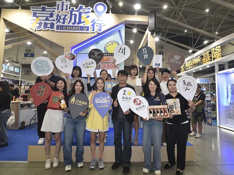 范書銘副處長(前排右3)與嘉市業者代表合影