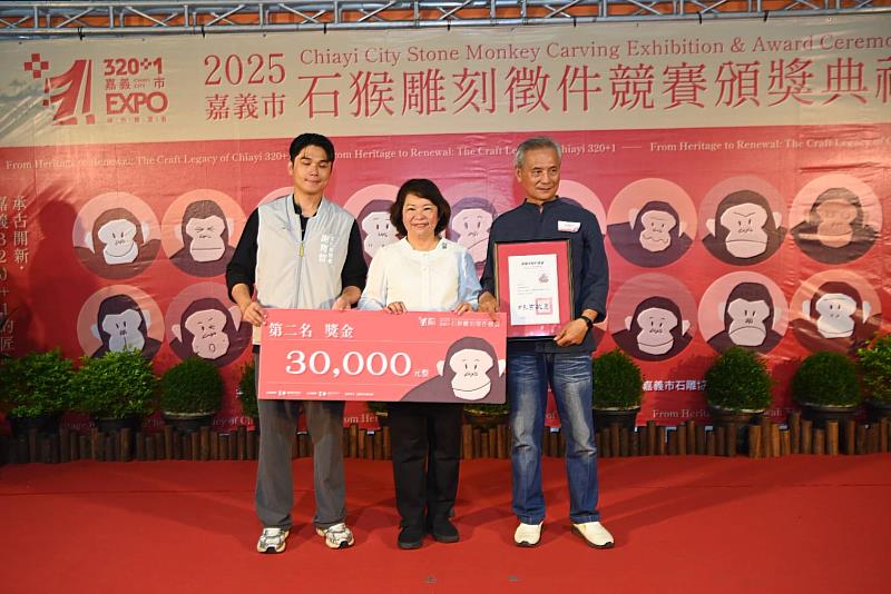 市長黃敏惠頒獎 與第二名蔡錦同藝師合影留念
