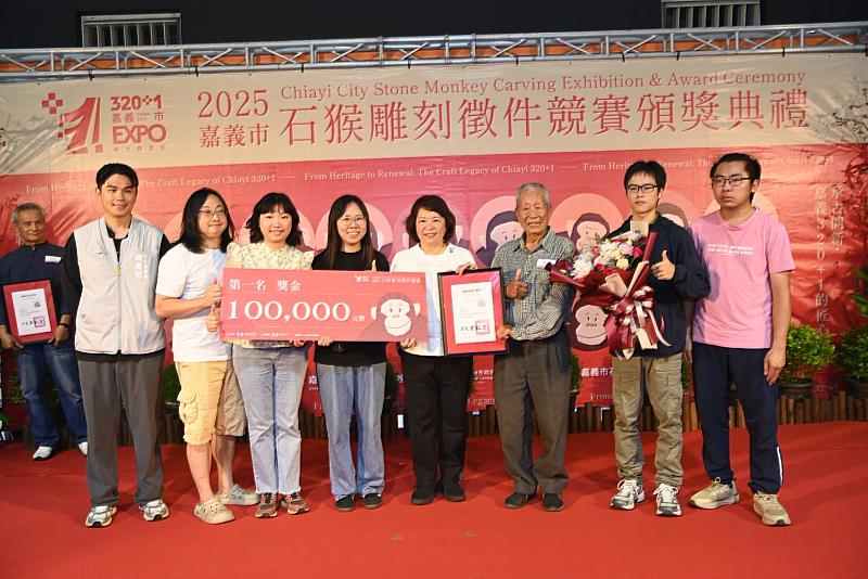 市長黃敏惠頒獎 與第一名陳壬癸藝師及其家人合影留念