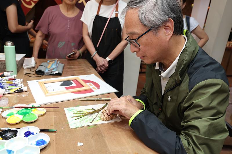 白米木屐村以文化部長李遠的著作《蛹之生》50週年為靈感，讓李遠體驗製作專屬的木屐文創品，也象徵社區營造蛻變與成長的精神。