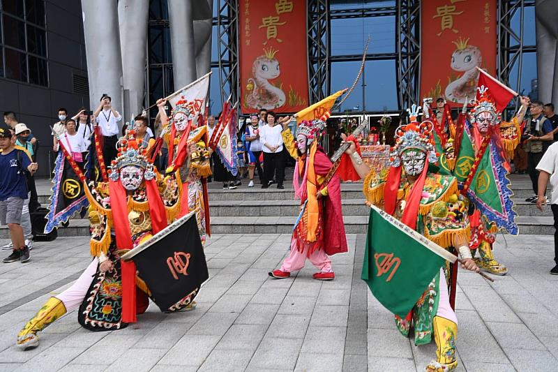 陣藝團隊在市府前走陣祈福