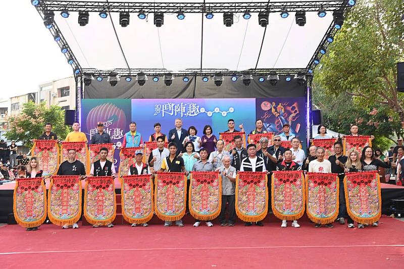 黃敏惠市長為各陣藝團隊致贈錦旗