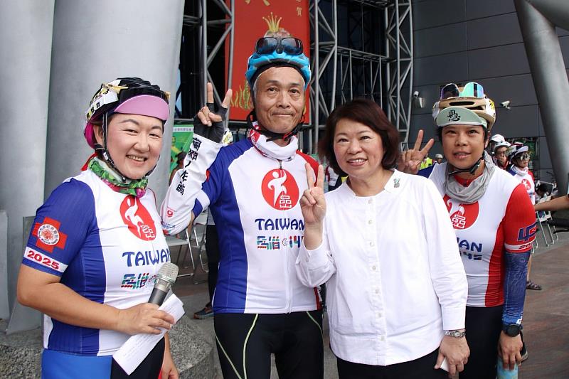 不倒騎士與市長黃敏惠開心合照