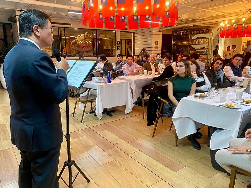 朱代表盛指出校友們都是推廣台灣形象的大使，同時也是兩國合作的橋樑。