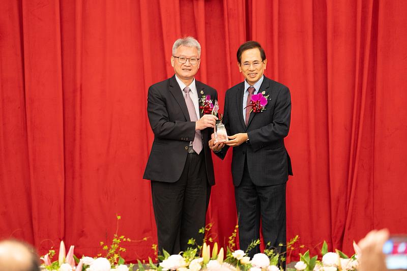 中山醫大於65週年校慶頒授吳元煌名譽博士學位，由同窗邱文達（右）代為領取。