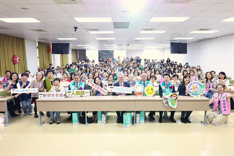 護理學系歡慶創系60週年，首屆校友與師生齊聚回娘家，共同見證系所成長與跨世代傳承。