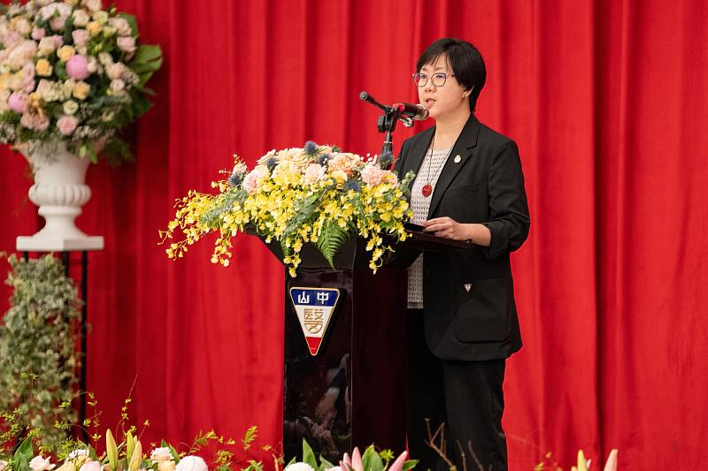 財團法人中山醫學大學董事長周英香感念創辦人與歷任董事長的奉獻，期許學校以創新與傳承精神持續前行。