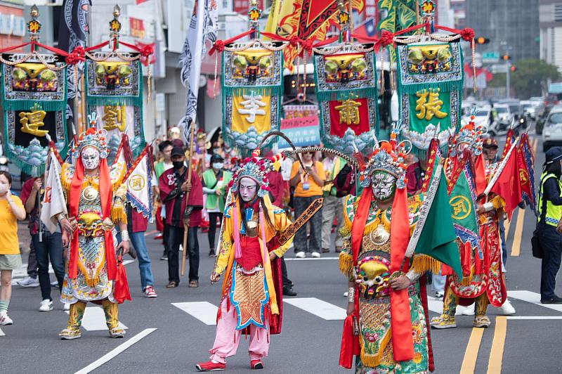 「臺中中都元帥殿法元壇五營將」表演形式包含各營神將的特色動作與陣法變化,並配合五色旗幟的視覺效果,充分展現閩南五營信仰的武陣精神。(國立傳統藝術中心提供)