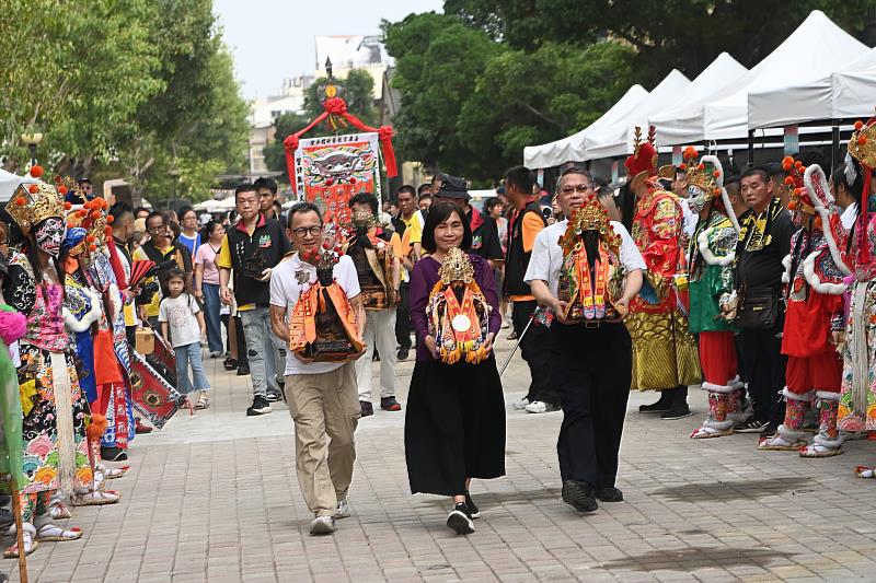國立傳統藝術中心宜蘭園區文昌祠文昌帝君(中)、綏靖侯嘉邑城隍廟城隍爺(右)、九華山地藏庵地藏王菩薩(左)參與踩街及開幕式活動。(國立傳統藝術中心提供)