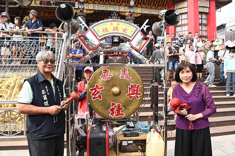 上午迎神踩街活動由國立傳統藝術中心主任陳悅宜（右）與協辦單位九華山地藏庵董事長蔡爾健（左）共同敲鑼揭開序幕。（國立傳統藝術中心提供）