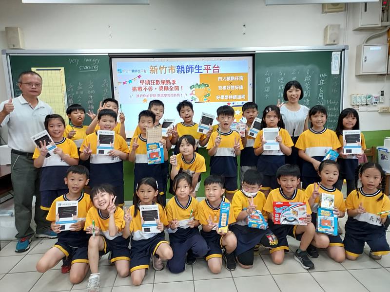 北門國小學生積極參與平台學習挑戰,用累積的智慧點數兌換學習用品與玩具,與老師分享成果。