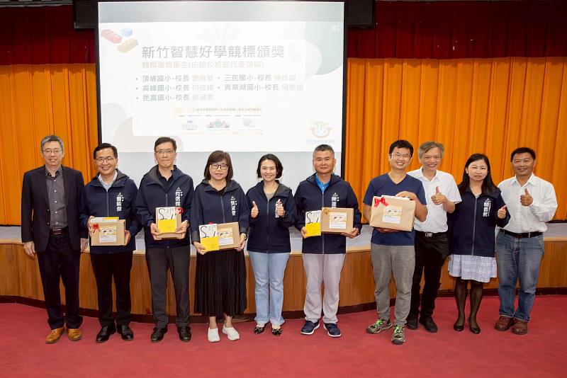 多校校長代表獲獎學生,領取用好學幣標得的獎勵品,將擇期在校內公開表揚。