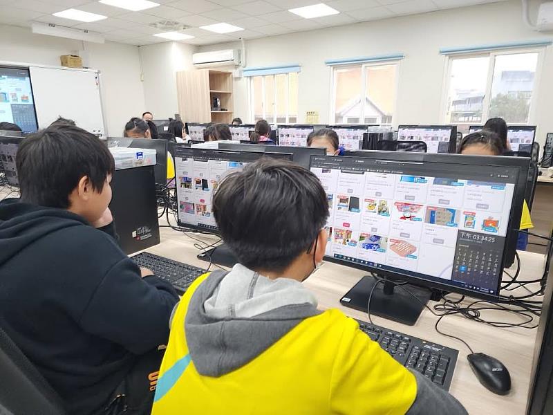 學生們在電腦教室專注學習如何利用平台進行數位學習，準備利用課餘或課後回家的時間進行自主學習。