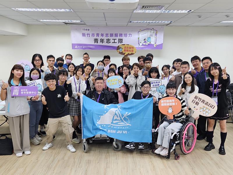 志工培訓陳信如講師與青年志工大合照