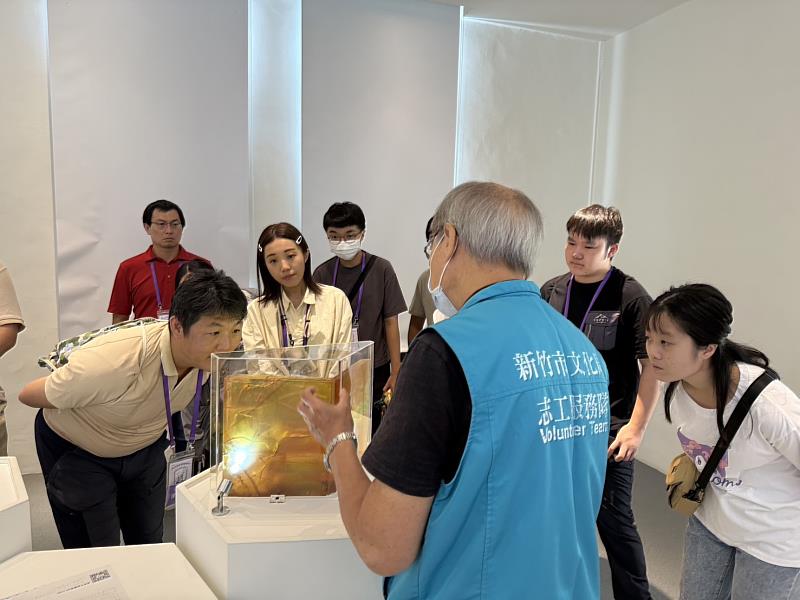 風城城市走讀-文化導覽志工為青年志工學員解說博物館藏內容